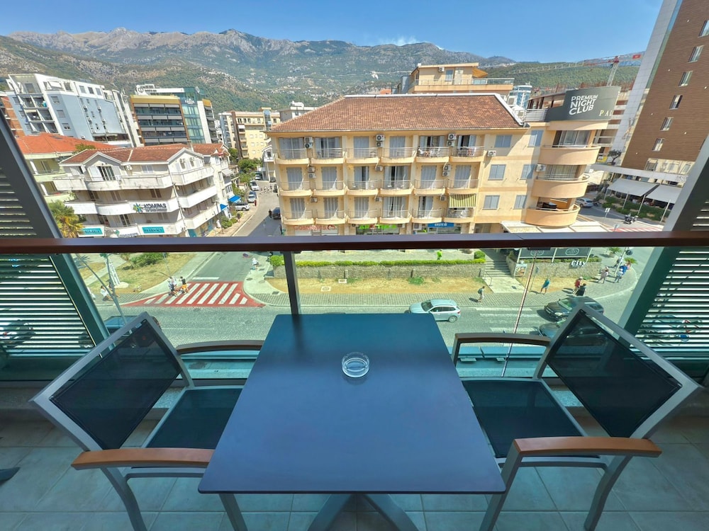 Condo Studio Plaza