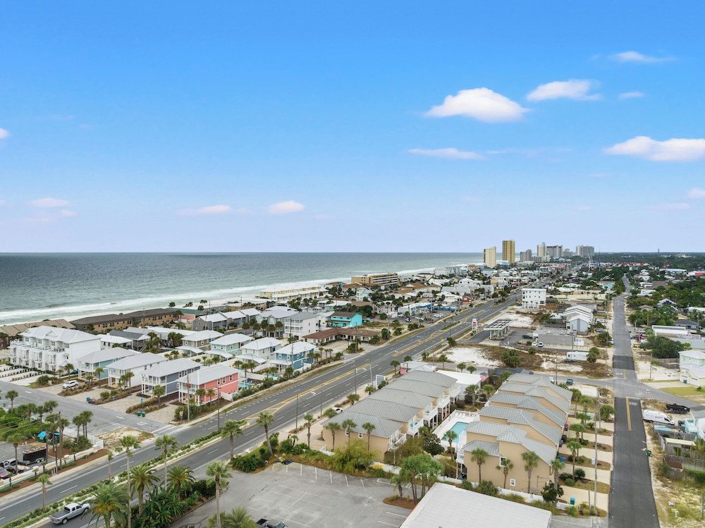 Escape to Sand Dollar Holler: Coastal Retreat, 3 Beds, 2.5 Baths, Sleeps 10!
