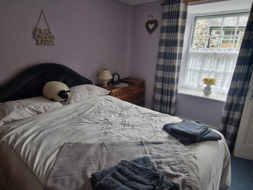 Charming Dolgellau Townhouse With Garden, Perfect for Families