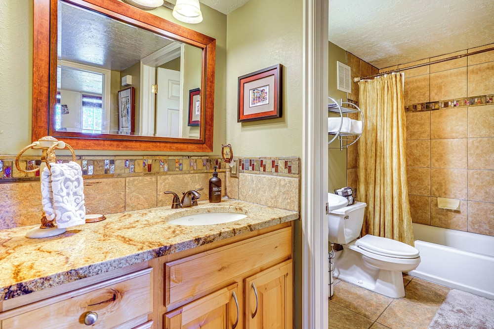 1/2 Block to Lift Bus Stop: Condo in Park City