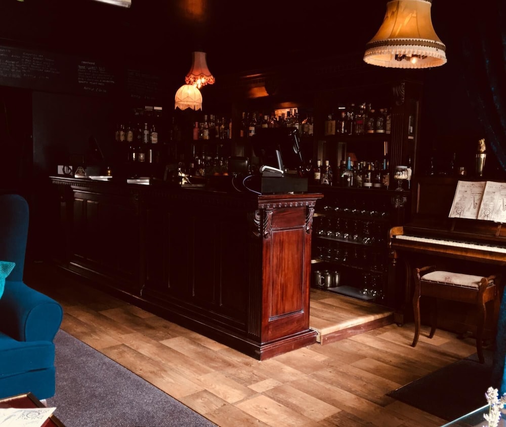 Gin Lounge Rooms