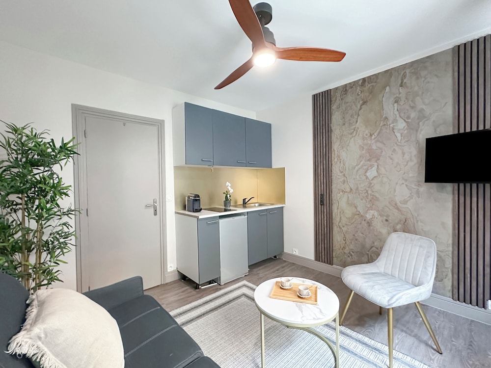 1601 Dumont