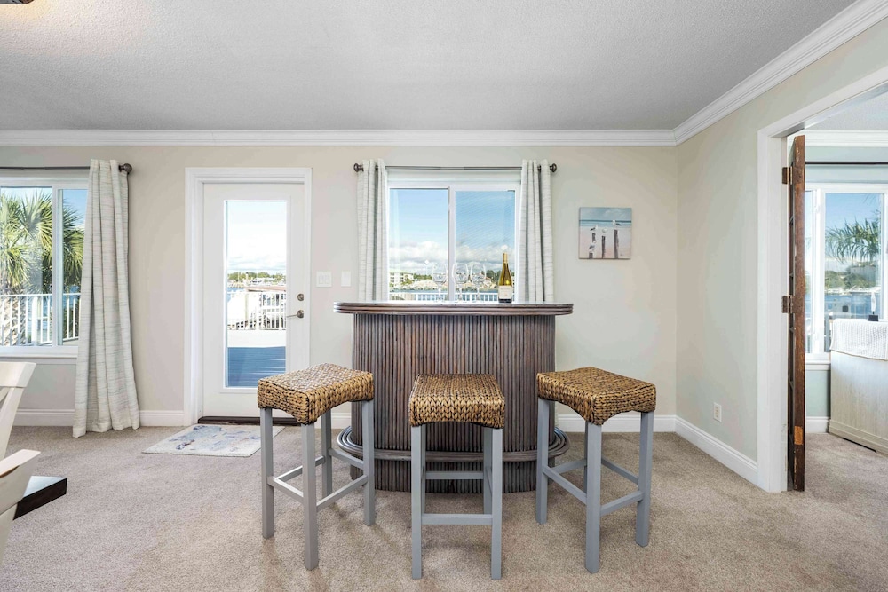 Harbor Seahorse - Outdoor Deck & Boat Dock