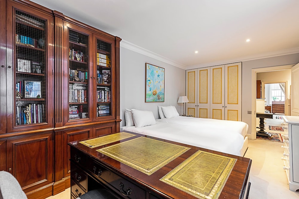 Elegant Two-bedroom Flat in Evelyn Gardens view 4