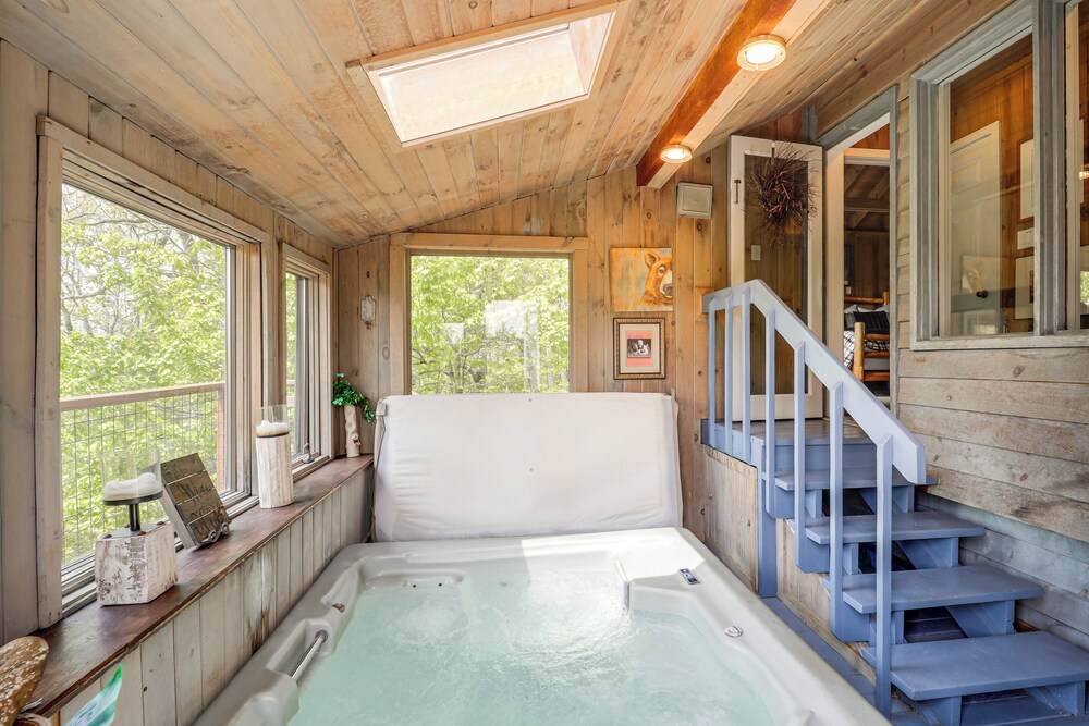 8 Mi to Ski Slopes! Hot Tub Haven in Seven Devils