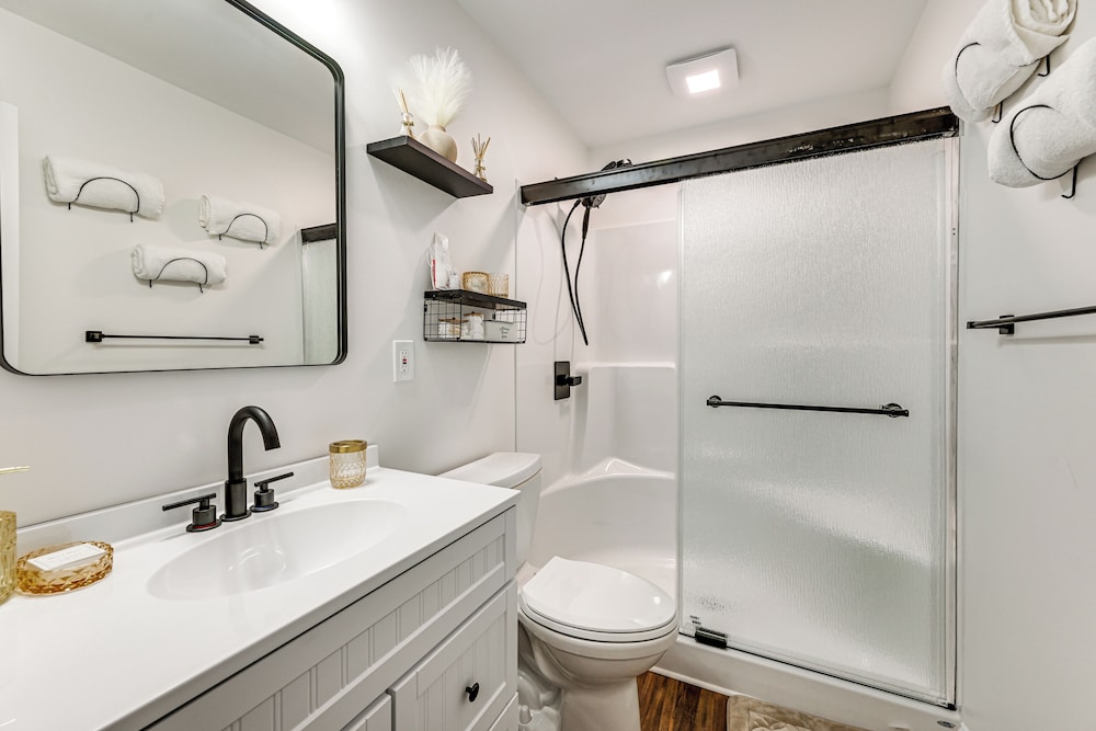1 Mi to MGM Springfield: Cozy Winter Duplex!