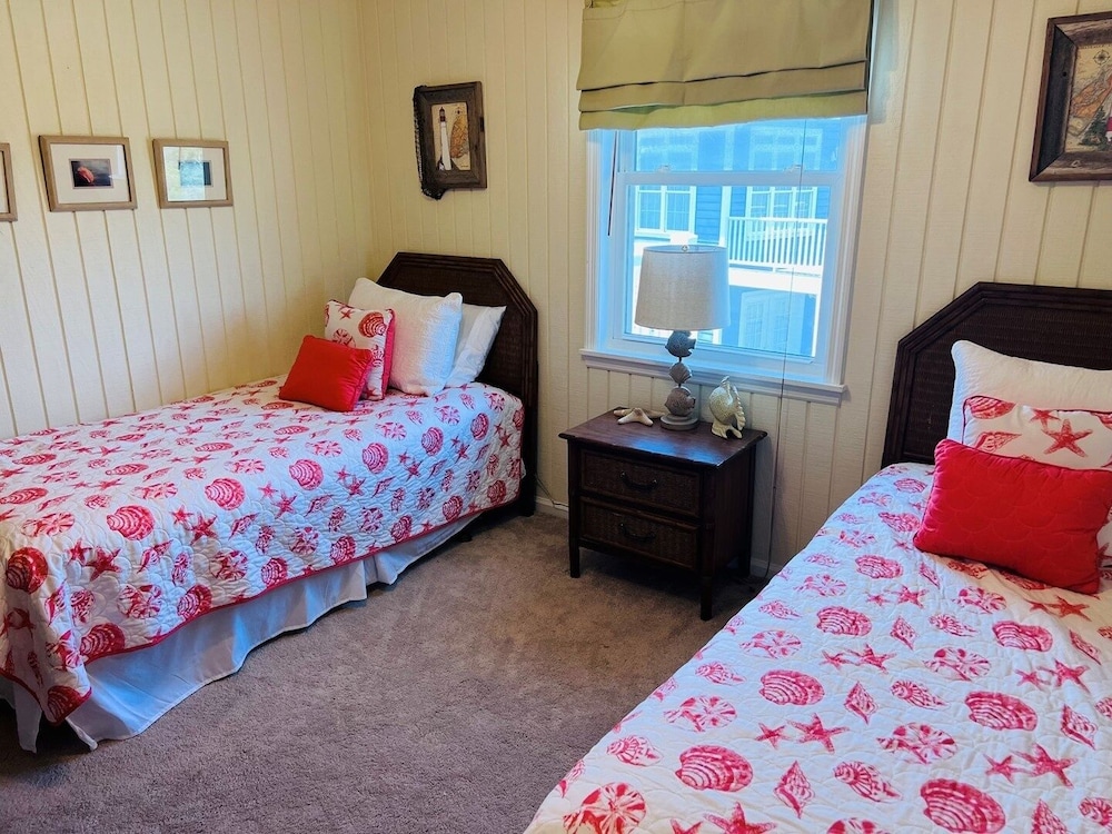 Fore Shore West- 4 Bedroom Home by RedAwning