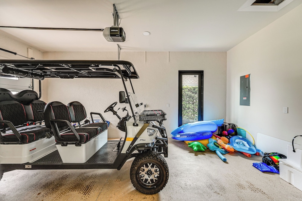 Luxe Outdoor Living: Naples Getaway 2 Mi to Beach!