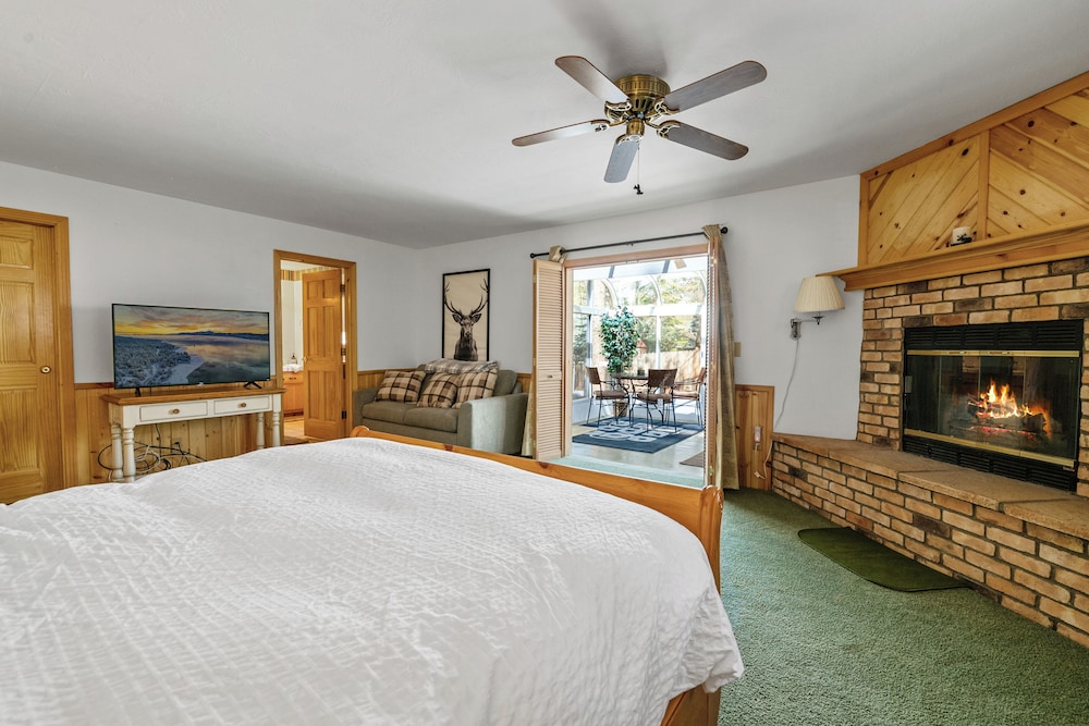 Cozy Fox Cabin view 2