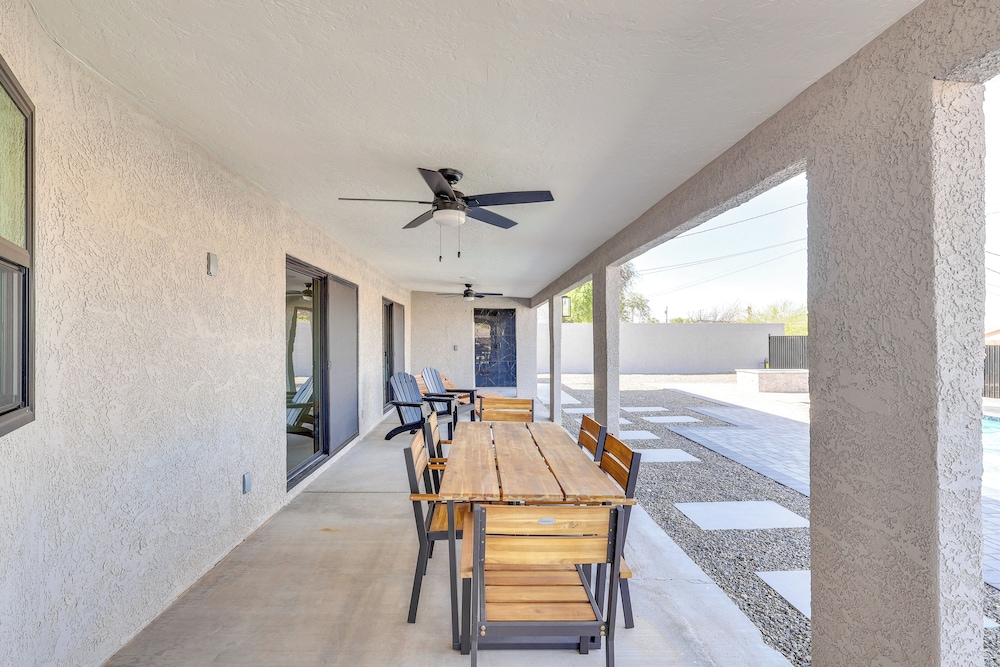 2 Mi to Windsor Beach! Updated, Sleek Family Home