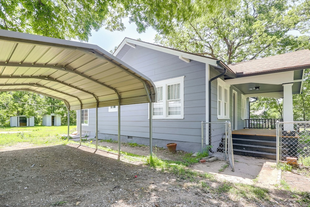 4 Mi to Dtwn: Charming Retreat in Wichita!