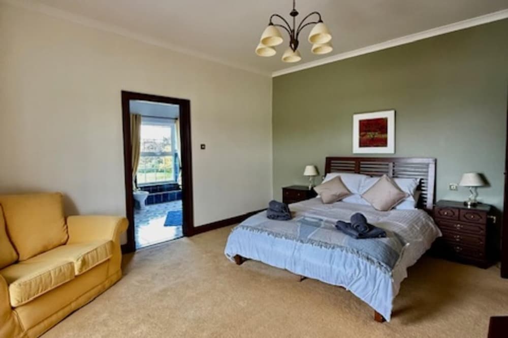 Summer Sale! Beakstown House Luxurious 5-bed Villa