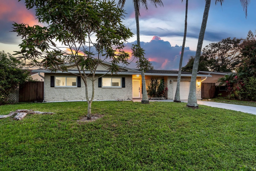 4BR With Private Pool and Game Room - Prime Location