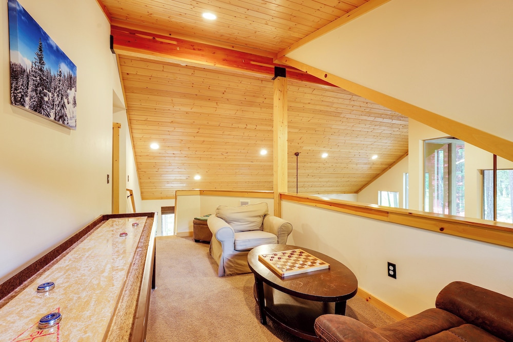 Hot Tub & Game Room: Ronald Retreat 2 Mi to Lake!