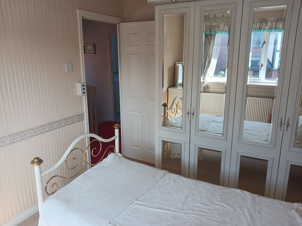 Captivating 3-bed House in Saint Helens view 2