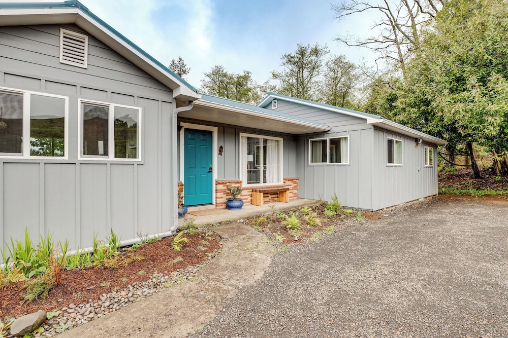 Bay City Retreat ~ 1/2 Mi to Local Beach!