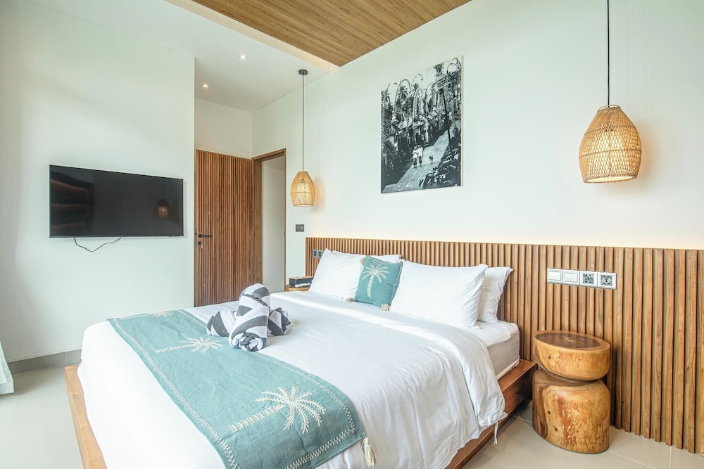 Luxury 5BR Retreat, 400m From Café Del Mar Shore