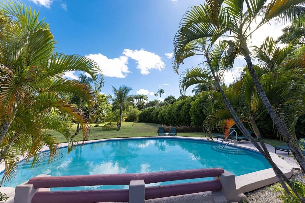 Glitter Bay Estate 414 1 Bedroom Apts