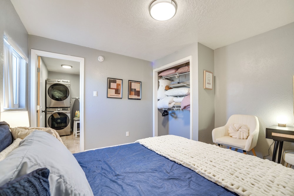 Near Old Town & Unm: Home in East Downtown