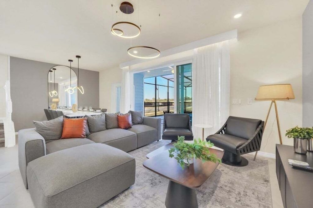 The Cutest Tonwhome & Private Splash Pool! 5 Bedroom Townhouse