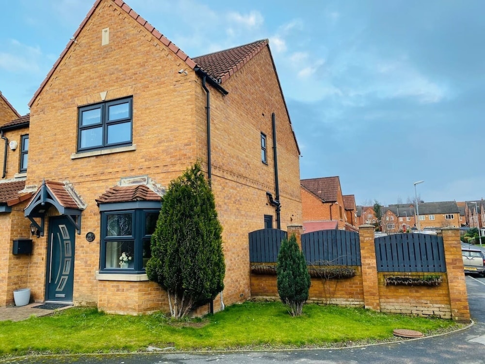 4-bed House With Private Garden in Barnsley! view 5
