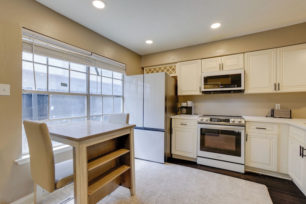 Near Airport & Interstate: Houston Area Townhome