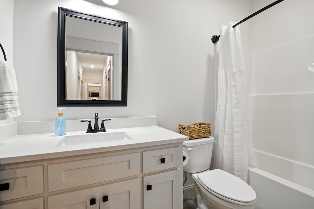 Brand New Cool Comfy Lawrence Retreat 3 Bedroom Duplex