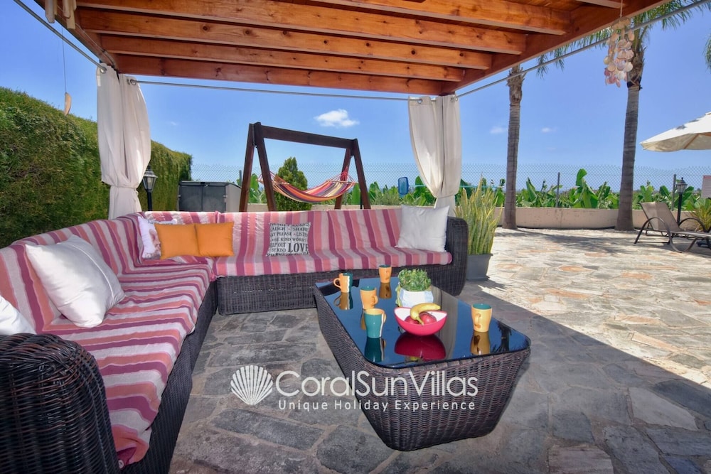 Family Villa Short Walk To Coral Bay Strip 5 Min and Pub, Shops etc