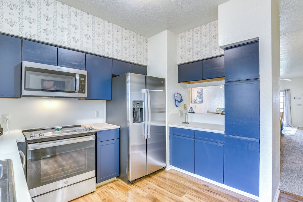 East End Galveston Condo w/ Pool, 1 Mi to Beach!