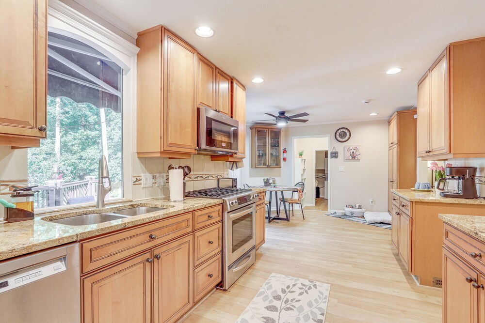 6 Mi to Stone Mountain Park: Home w/ Deck!