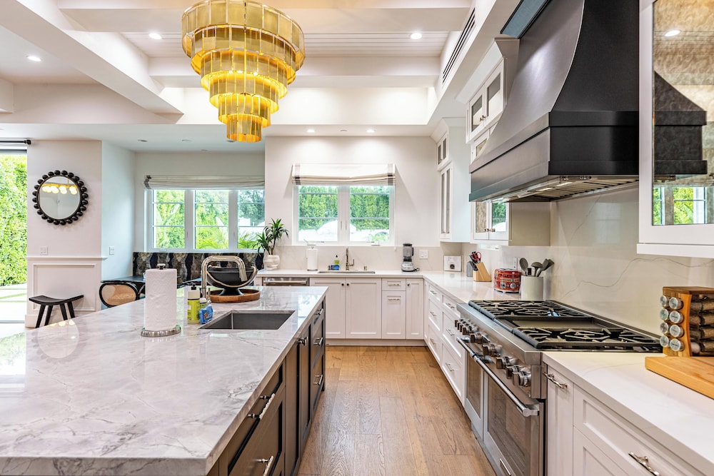 Otis Ave - Modern Farmhouse Retreat w/ Pool, Spa & Luxe Interiors