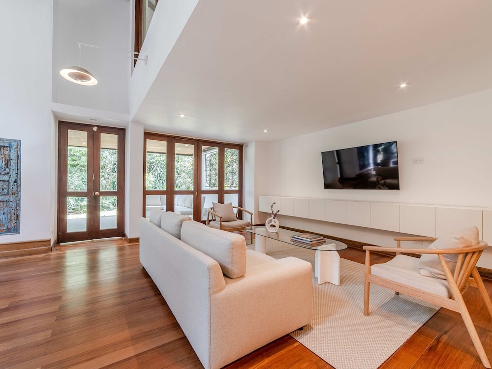 w Incredible 5BR House w Jacuzzi in El Poblado