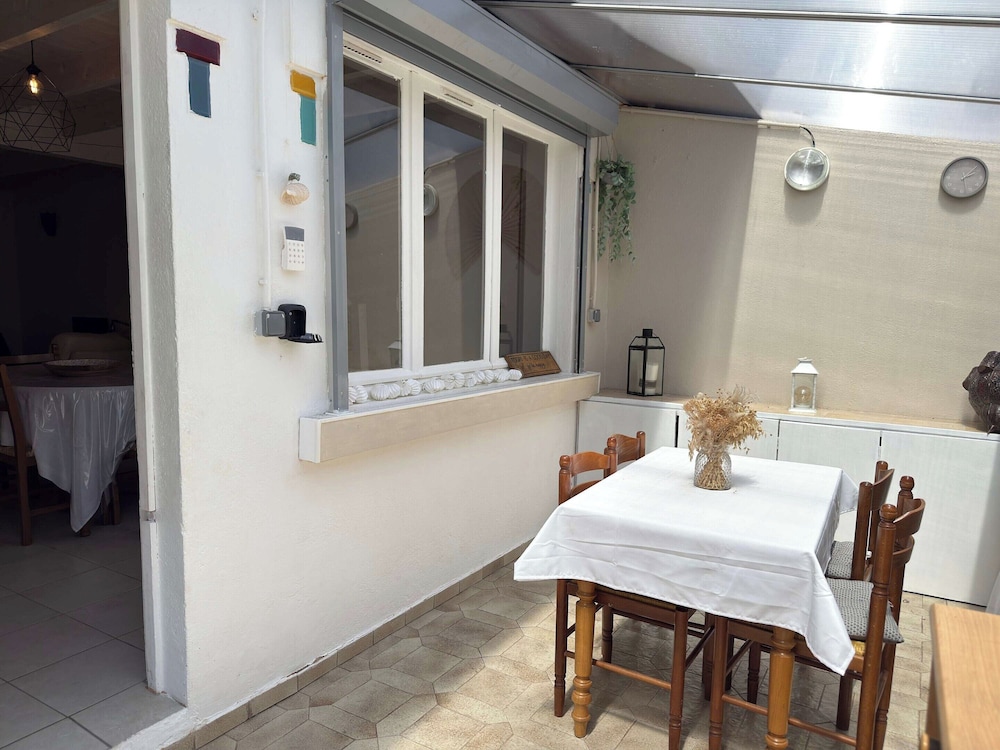Coastal Comfort - Large Home Near Sea