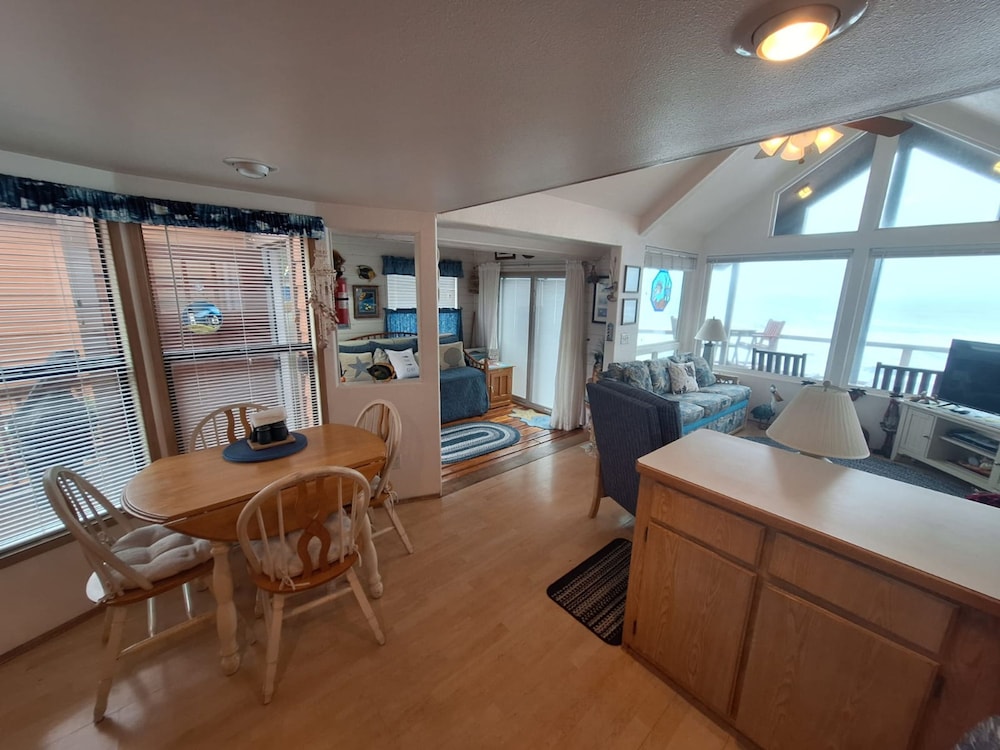 Luxurious Oceanfront Cabin 7 Getaway w Hot Tub