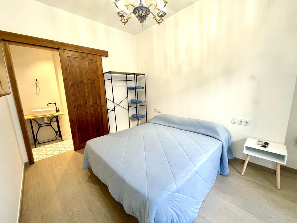 Los Angeles With 3 Bedrooms and 3 Bathrooms