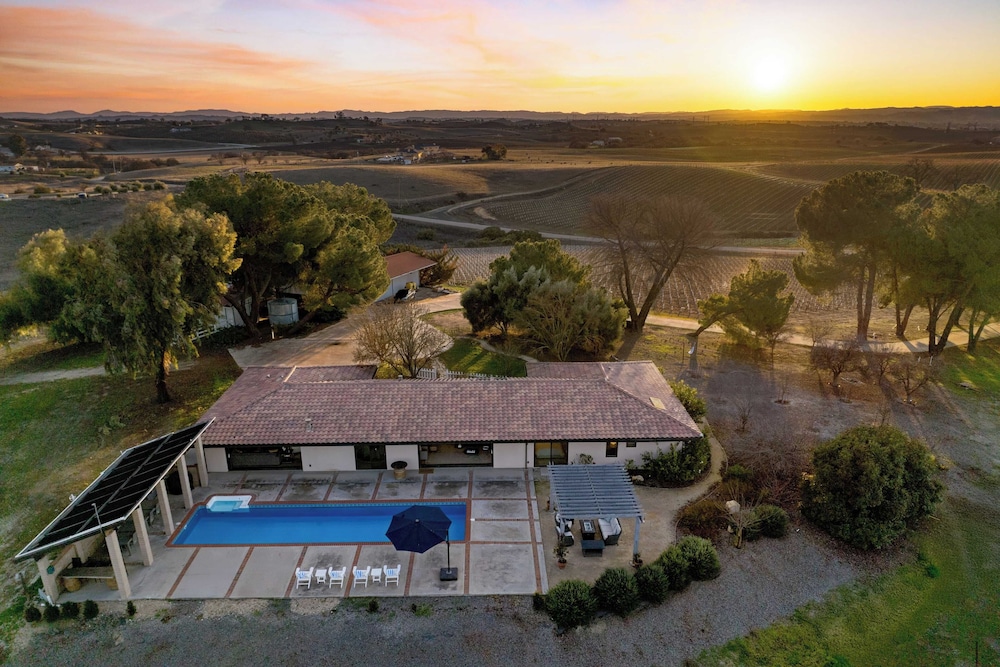 Private Pool, Firepit & Wine Room Near Top Paso Wineries Devi Ranch