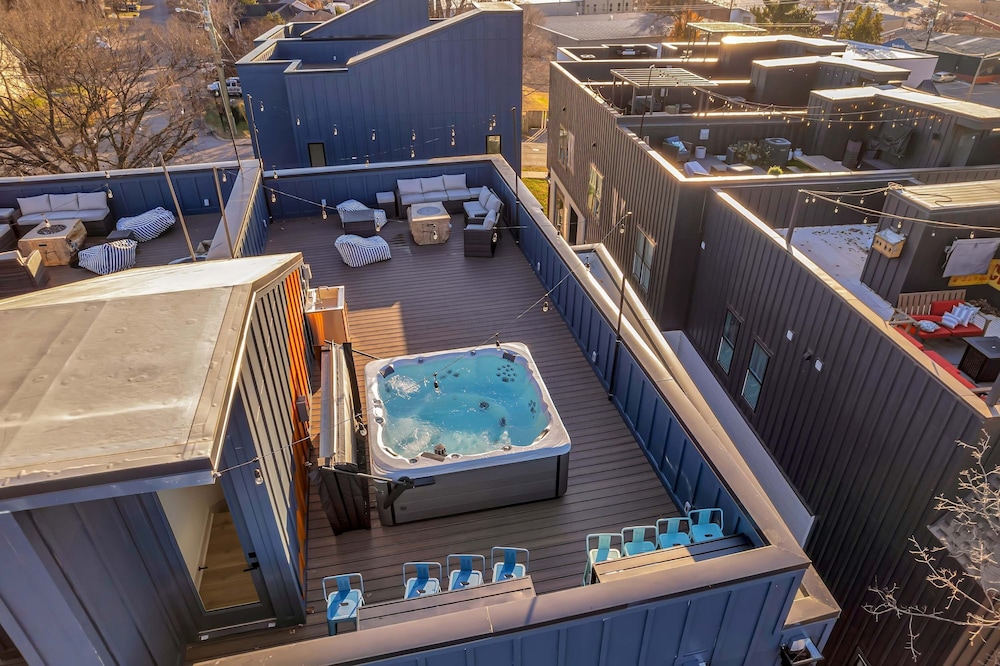 Twin Homes Hot Tub Rooftop Game Zone at Nashville