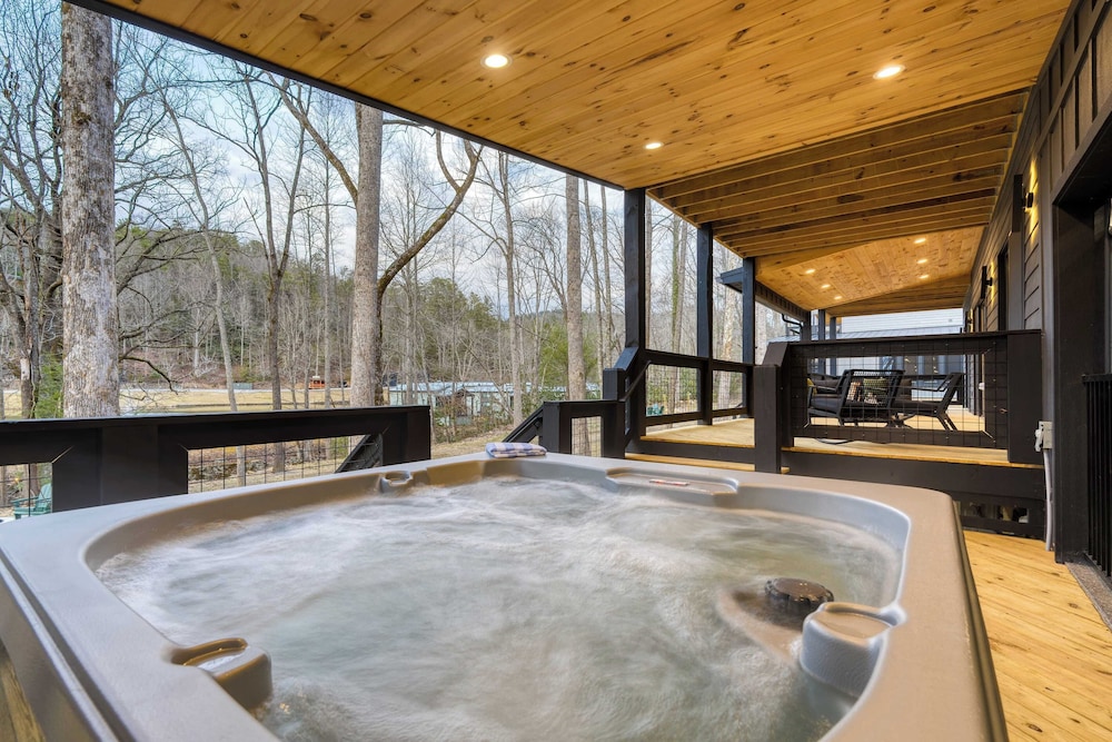 Kings Crown by Avantstay Indoor Pool, Hot Tub, Firepit, Theater All-season Retreat