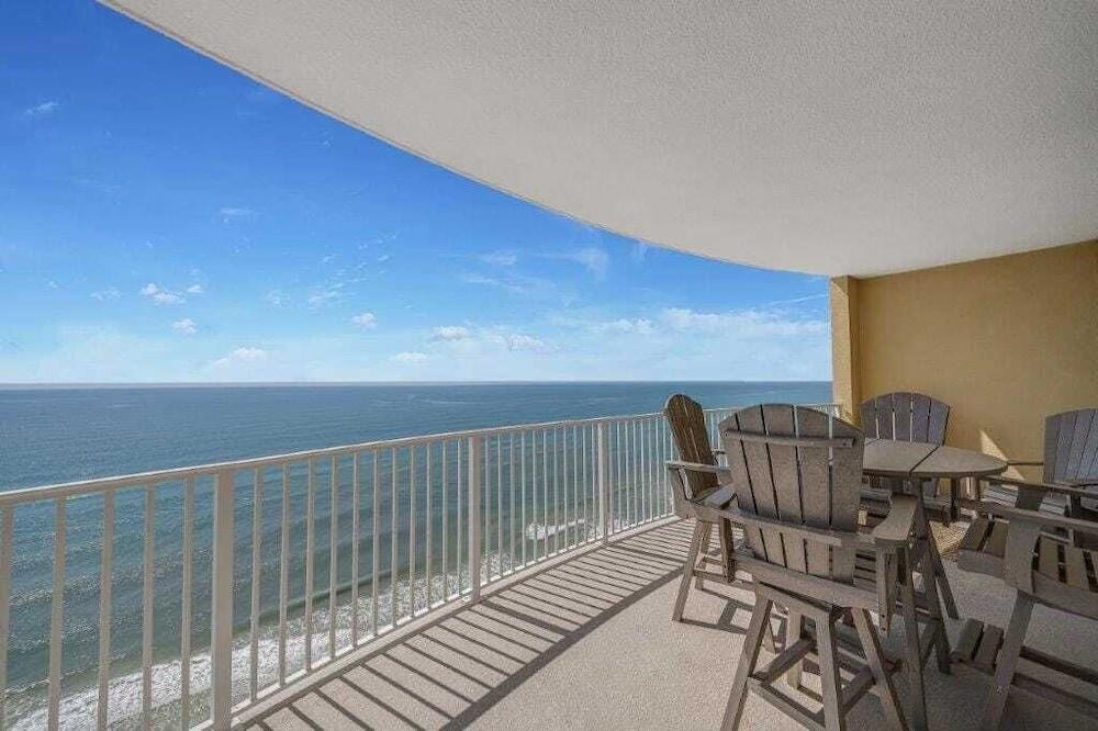 Coastal Hippy Chic by Avantstay Oceanfront, 2 Pools, Beach Chairs Incl