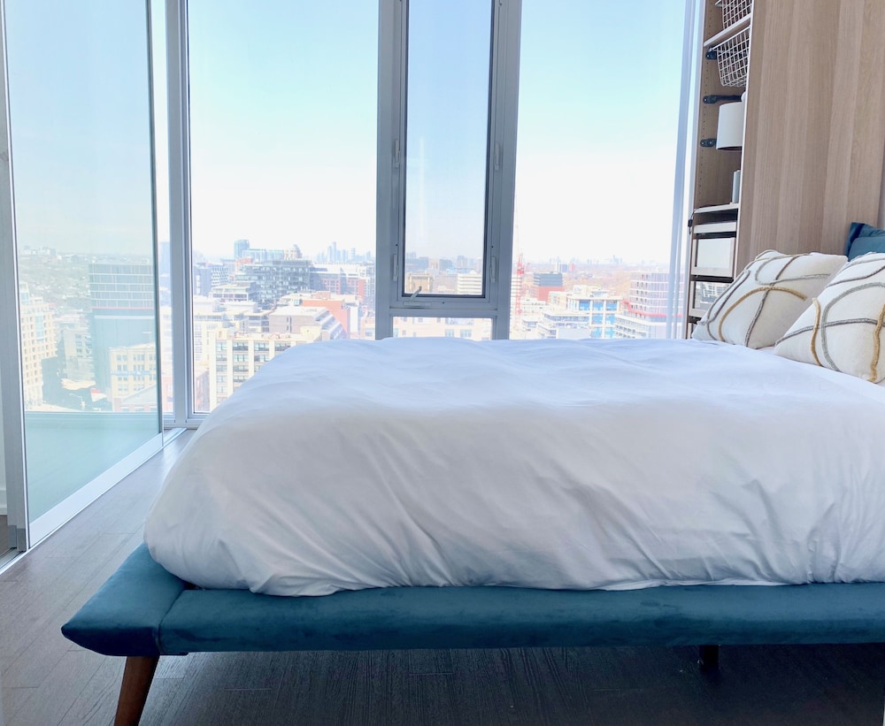 Luxury 2Bed 2Bath Corner Condo - Image 2