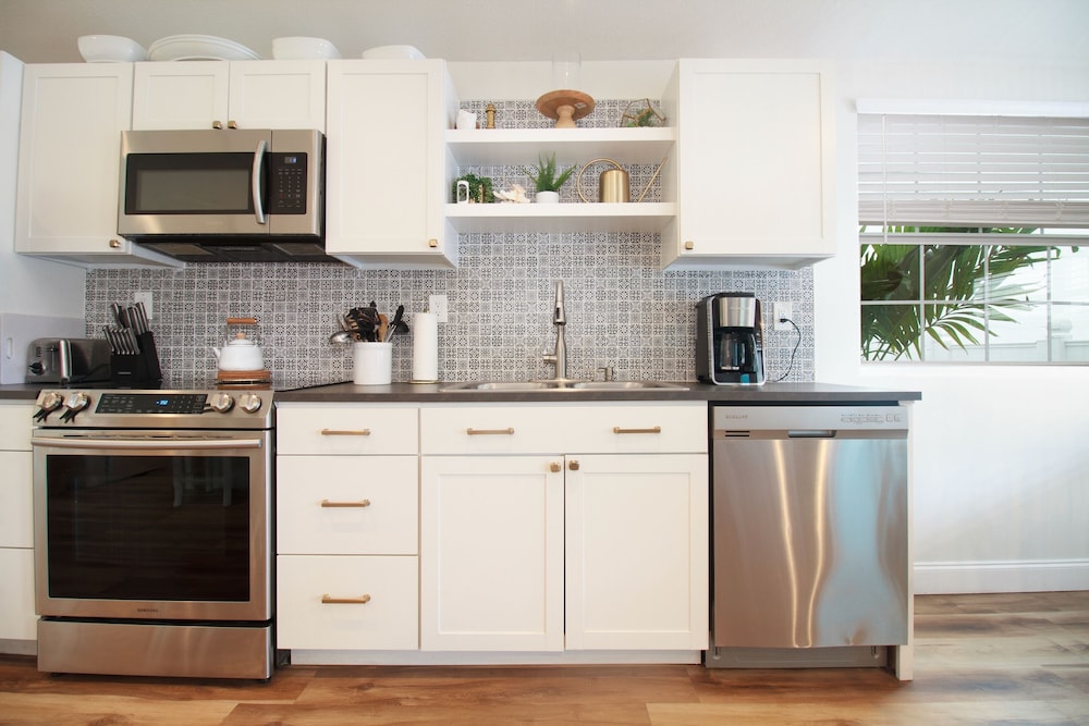 Chasing The Sun - Weekly Vacation Rental 3 Bedroom Apts