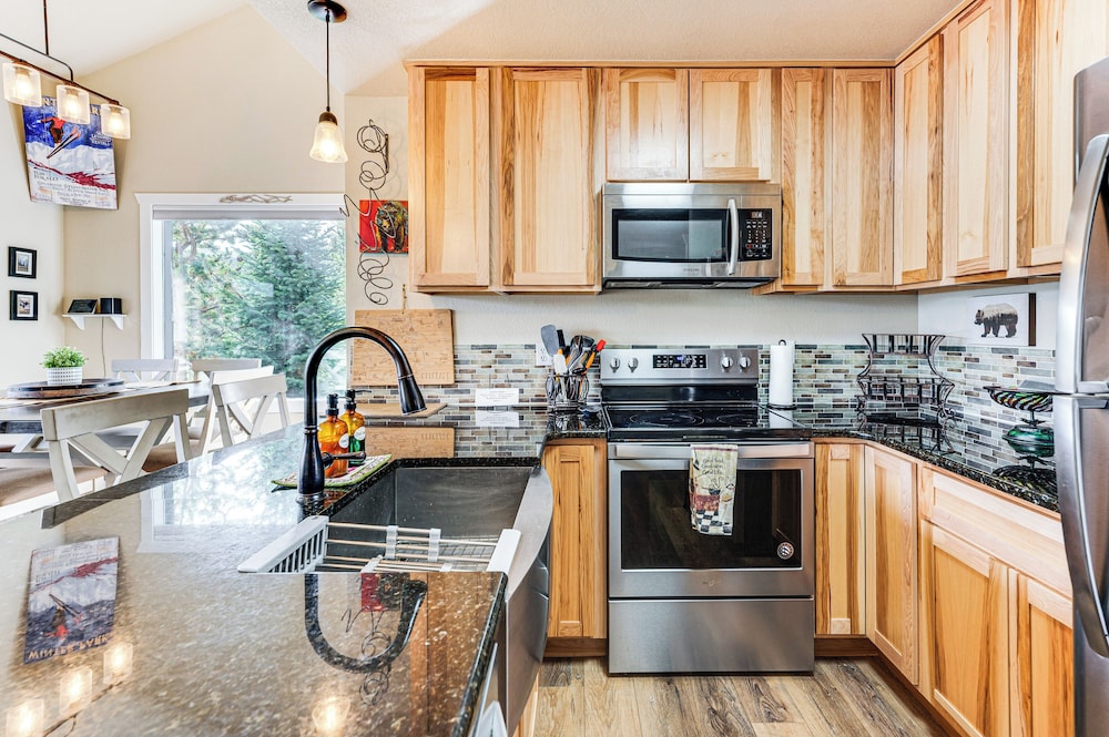 2 Mi to Winter Park Slopes: Mtn-view Condo!