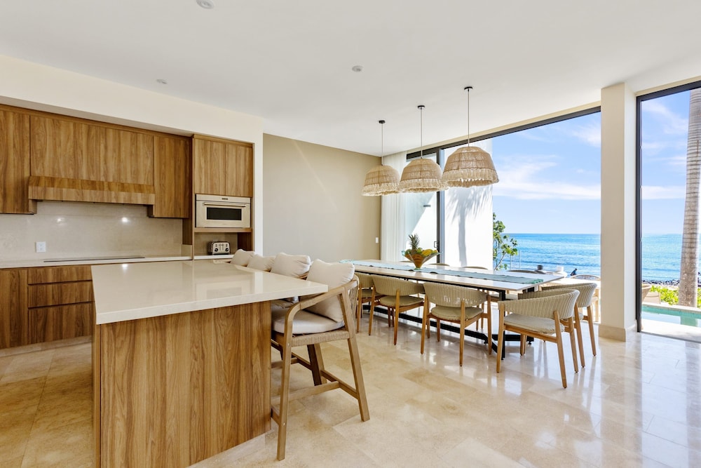 Modern Luxury W Resort Amenities Sleeps 16