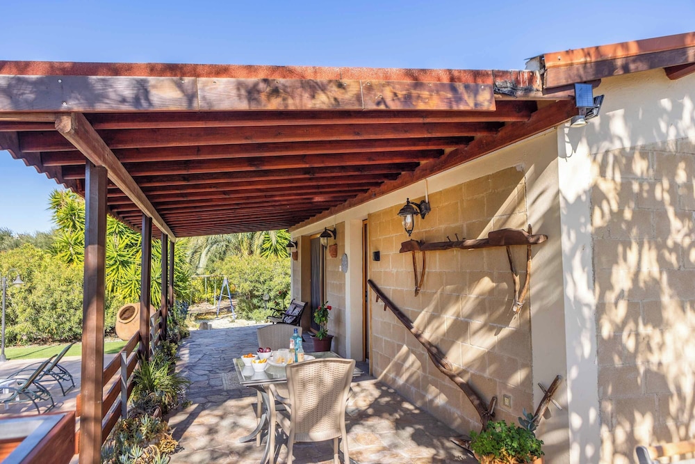 Coral Bay Cottage