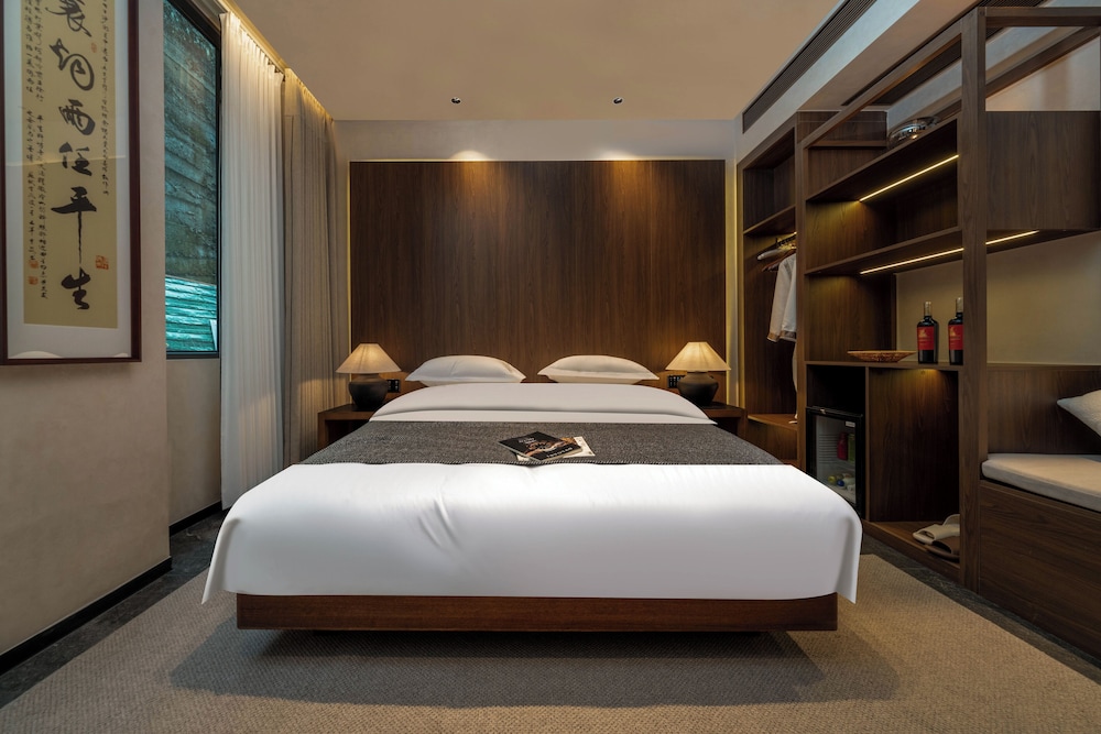 Fenghuang Yiquan River View B&B