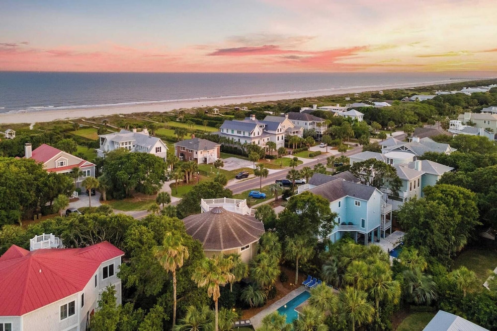 Private Pool, Putting Green & Steps to Isle of Palms Beach Paradise on Palm