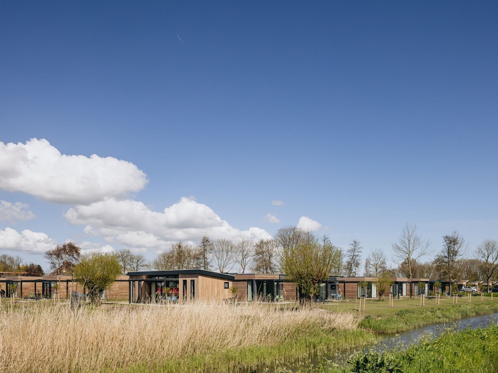 Luxury Lodge with 2 Bathrooms near Markermeer