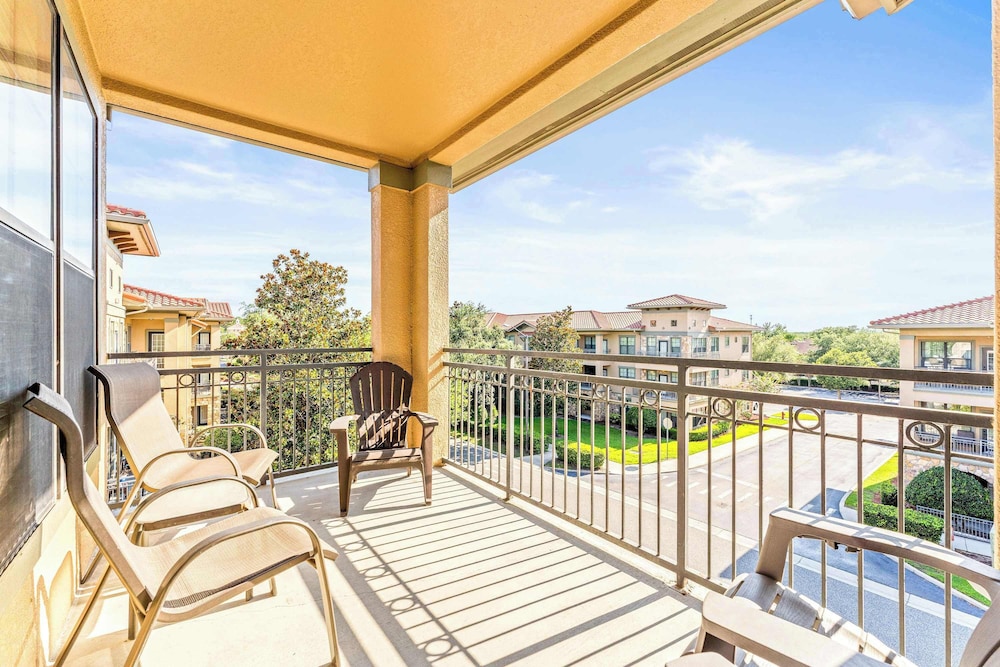Tuscan Paradise At Bella Piazza
