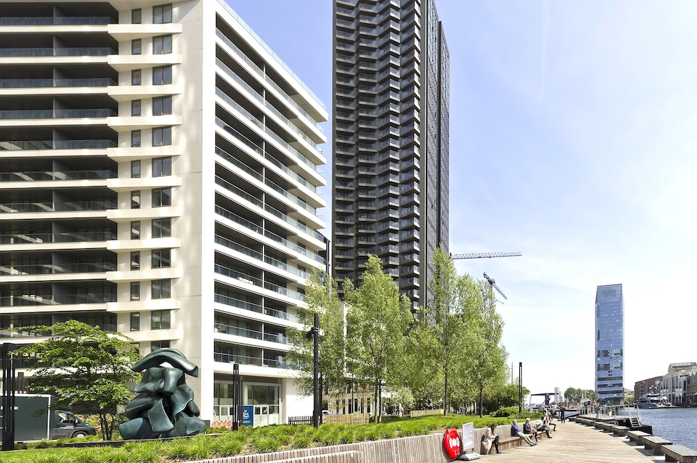 Luxury Waterfront Studio in Canary Wharf by Underthedoormat