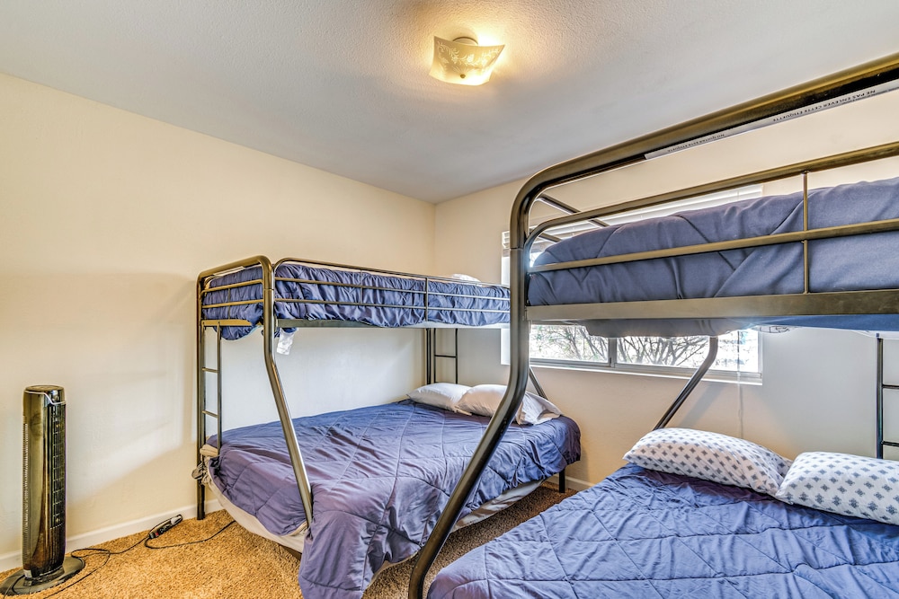 2 Mi to Lake Havasu: Pet-friendly Home
